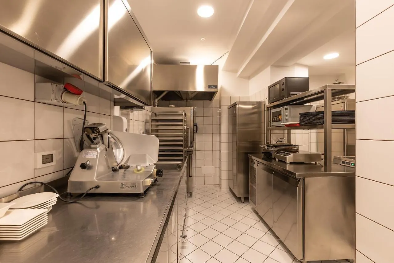 Hotel Ariston Milan 4*,